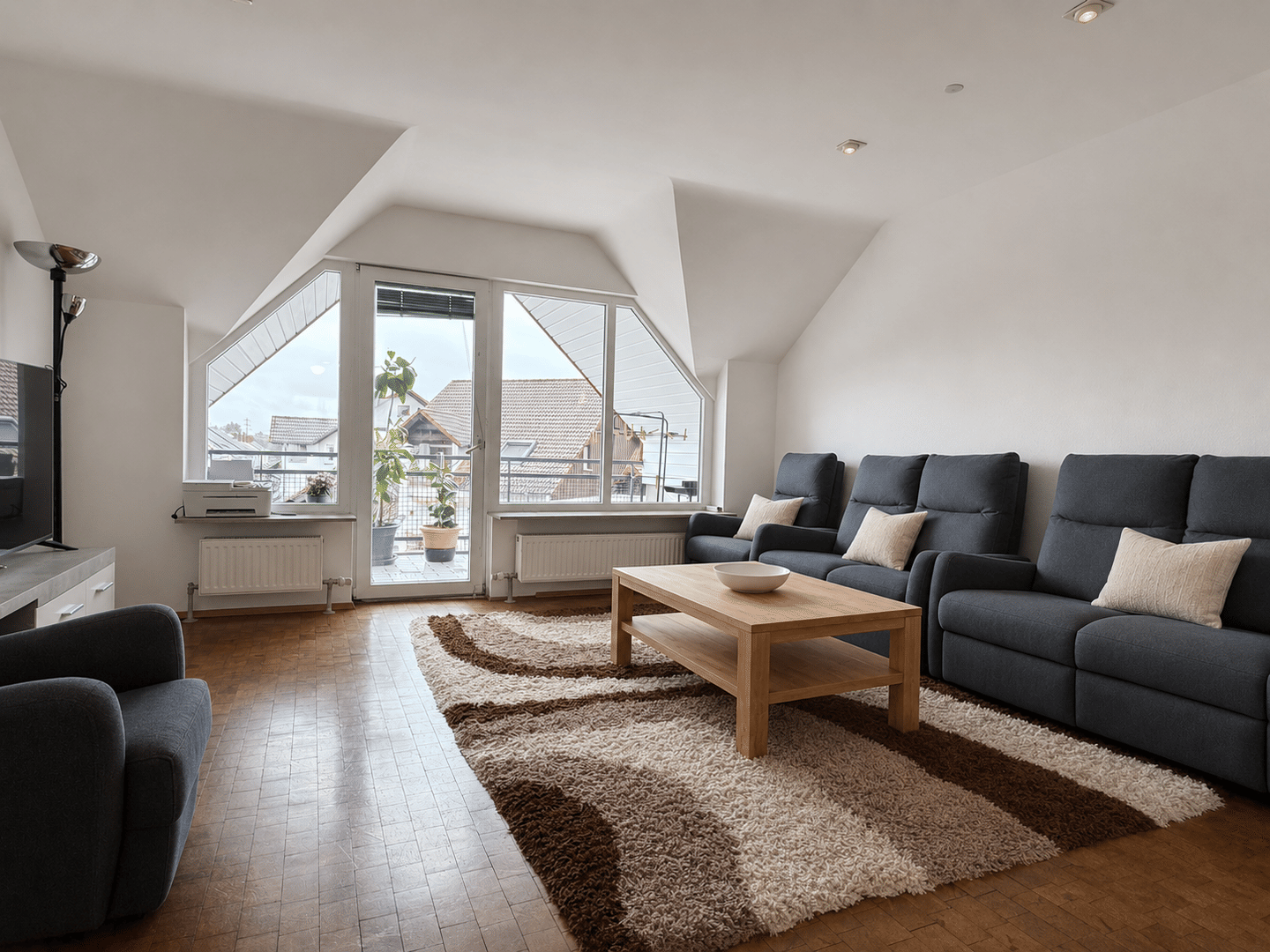 3 Zimmer DG-Wohnung mit Loggia, Garage und zusätzlich ca.31m² ausgebauter Nutzfläche im Spitzboden