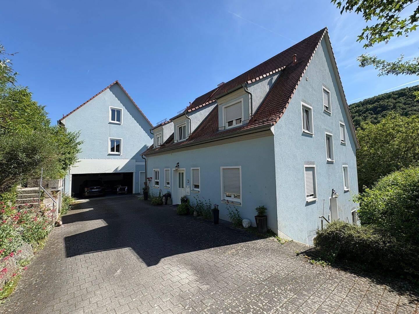 Hochwertiges Einfamilienhaus mit Atelier, Garagengebäude und angrenzender Naturfläche, 91346 Wiesenttal