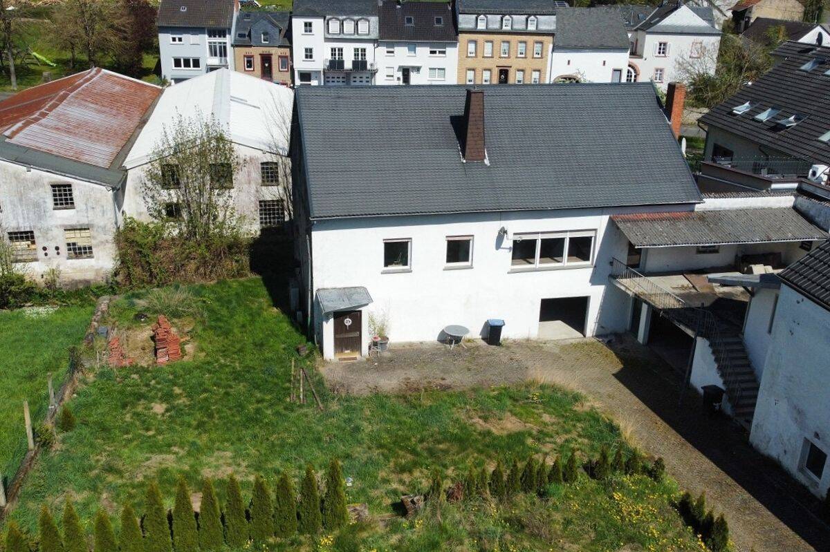 Wohnen und investieren im Grünen – Einfamilienhaus in zentraler Lage von Dudeldorf, 54647 Dudeldorf