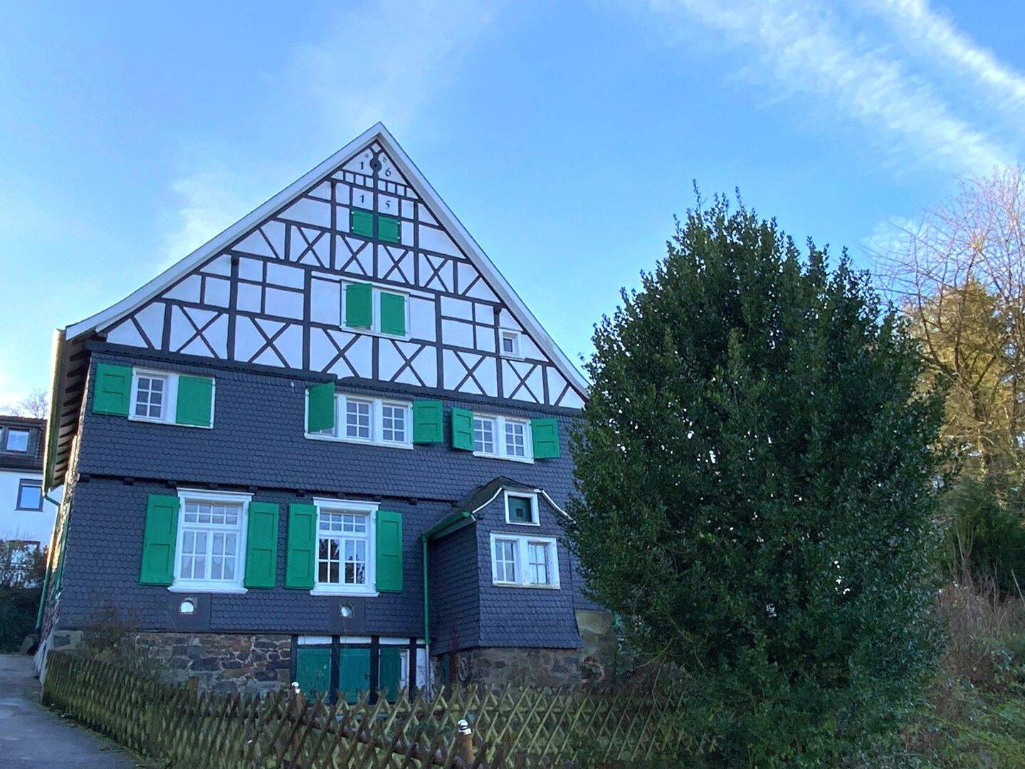 Echt Bergisch: Teilsaniertes Fachwerkhaus mit Fernblick, 42651 Solingen (Gräfrath Solingen-Mitte)
