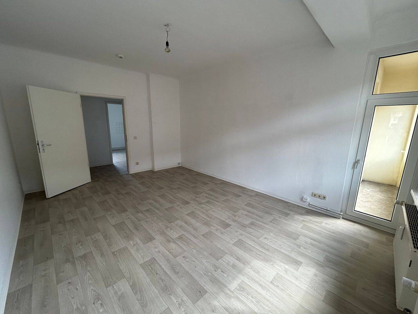 Nicht lange überlegen! Geräumige 3-Zimmer-Wohnung mit Balkon und Loggia!