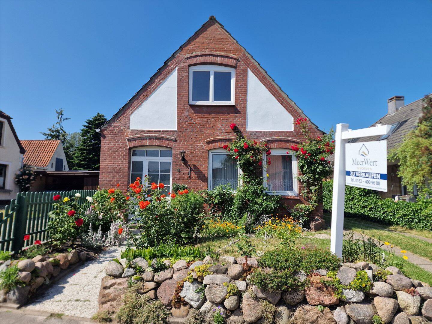 „Rosenidylle“ in ruhiger Sackgassenlage – sanierungsbedüftiges Wohnhaus in Garding, 25836 Garding