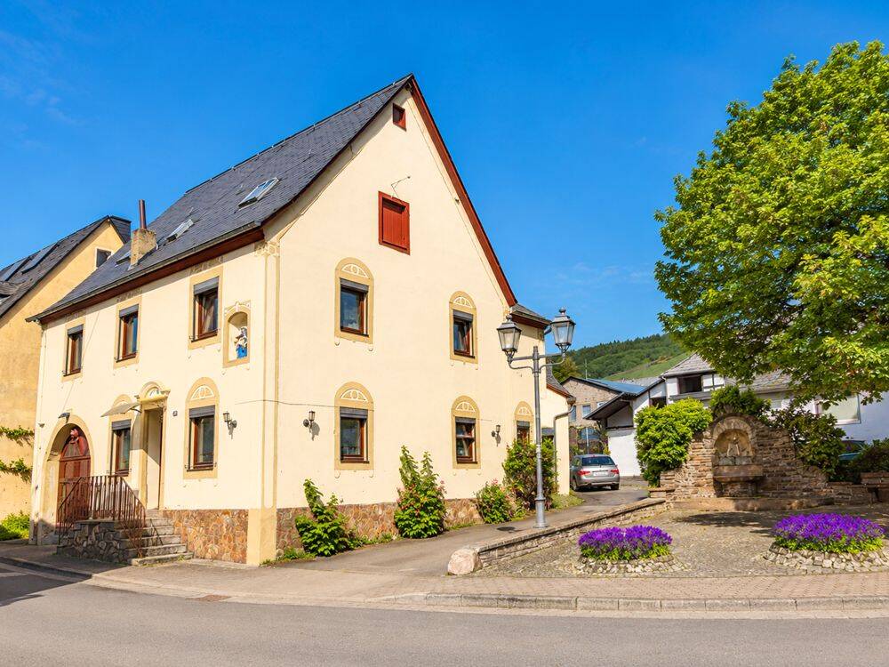 Kröv-Zentrum: 1-2 Familienhaus mit Stellplätzen und Freisitz in zentraler Lage!, 54536 Kröv