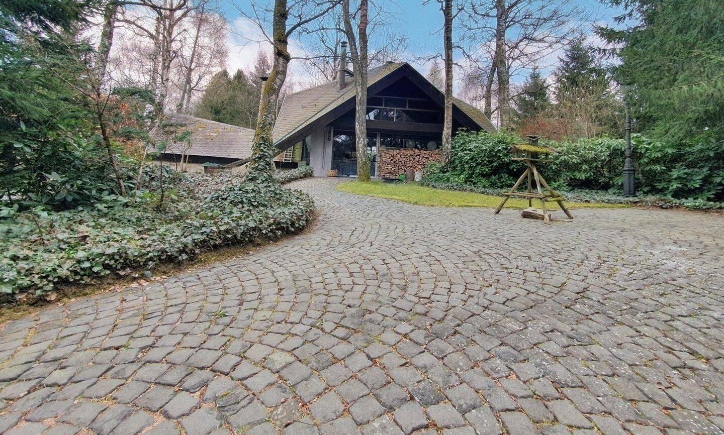 Schönes Einfamilienhaus in offener Bauweise mit parkähnlichem Grun, 65527 Niedernhausen