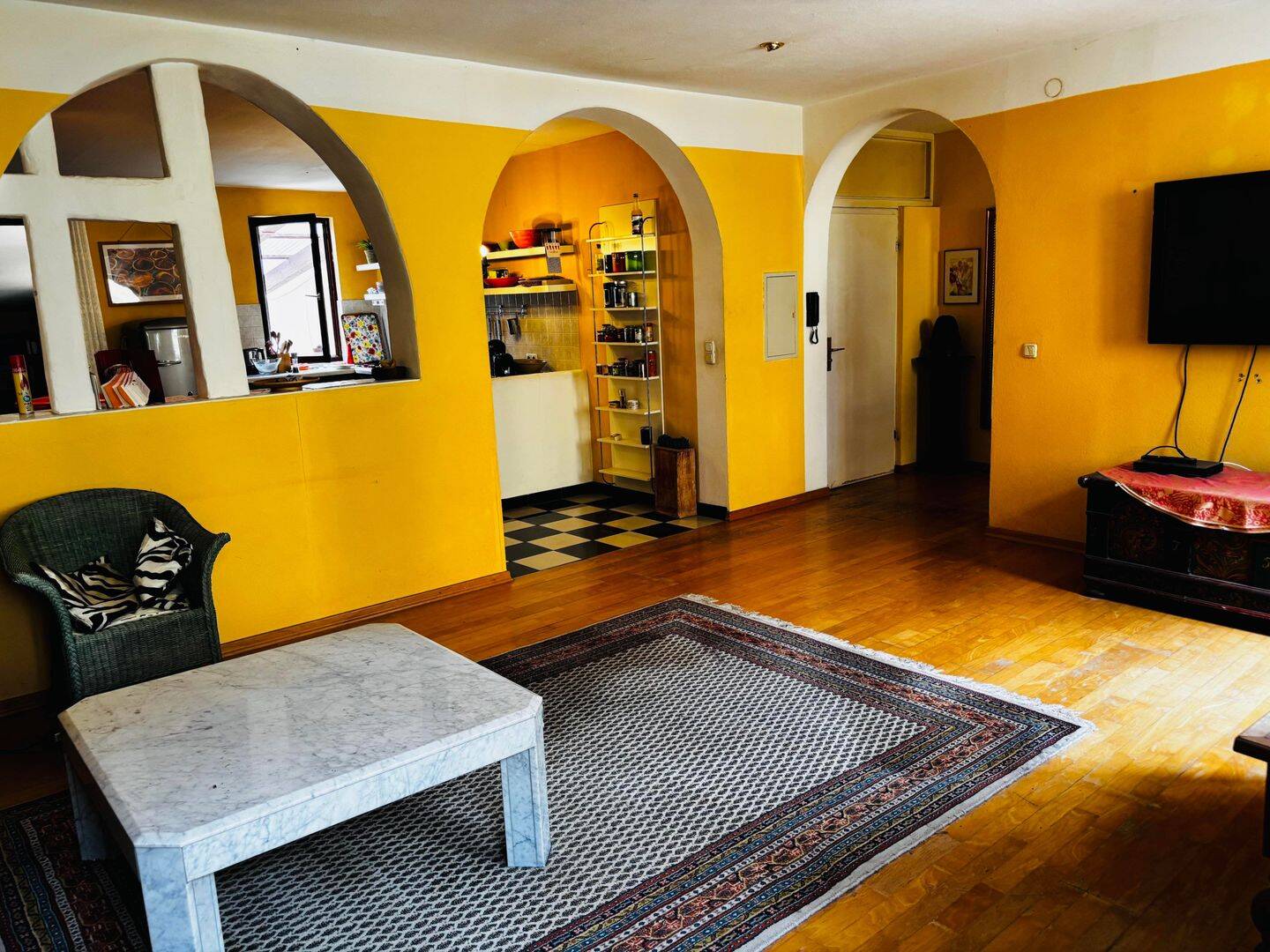 Schmuckes Stadthaus mit Gewerbefläche im Erdgeschoss, 2 Wohnungen in den Etagen u. einem ruhig gelegenen Innenhof mit Pergola, 97461 Hofheim i. UFr.