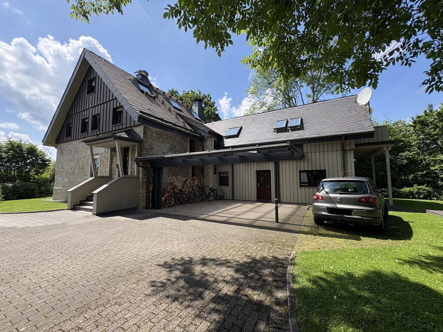 Seltenes Ensemble: Modernisiertes Wohnhaus mit Gewerbehalle!, 32756 Detmold