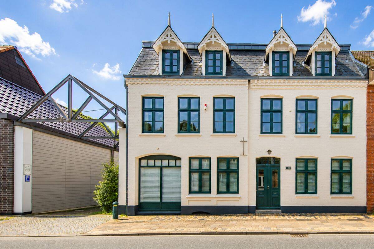 Repräsentatives Altbau-Juwel auf Neubaustandard saniert – variabel nutzbar, 25813 Husum