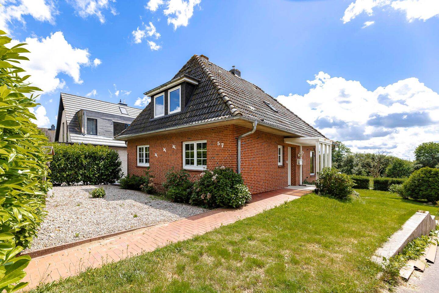 Wohnen mit Blick ins Grüne – Einfamilienhaus am Husumer Lagedeich, 25813 Husum