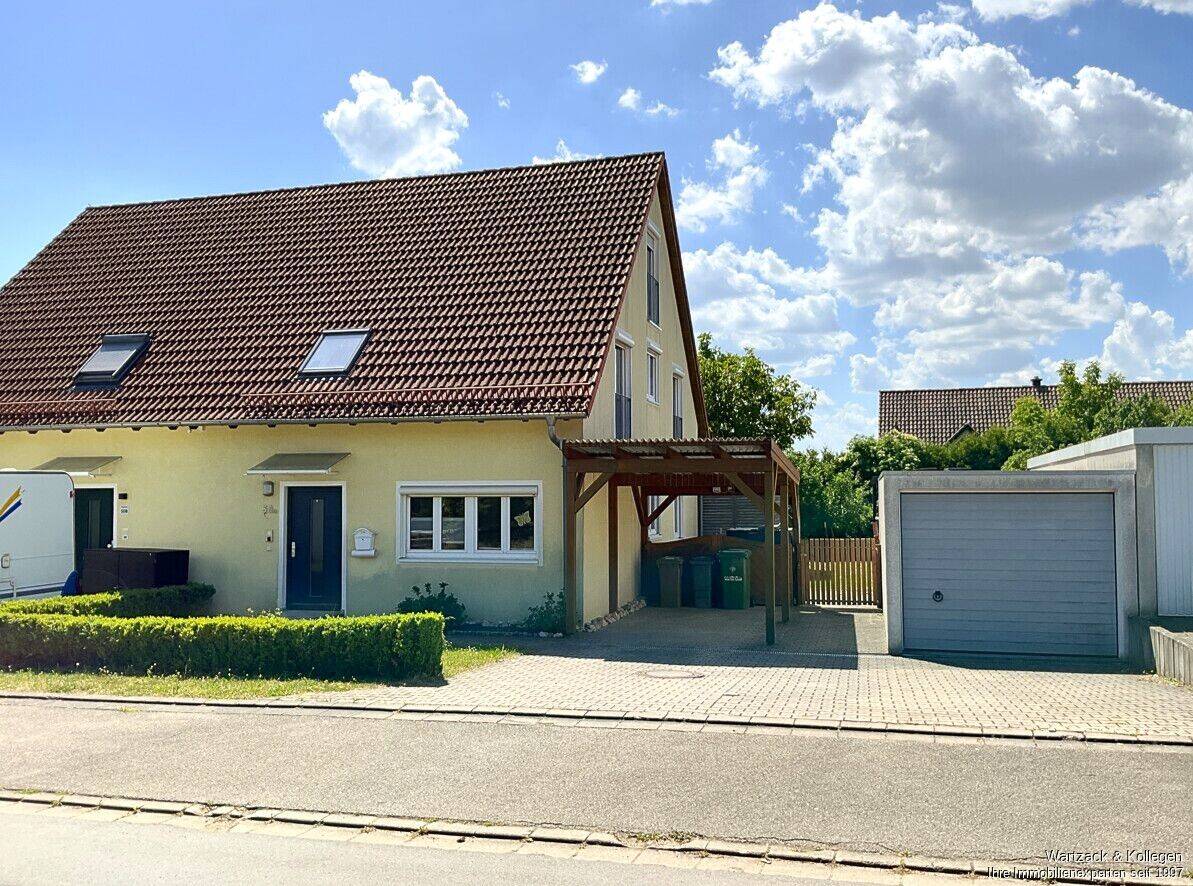 Schöne Doppelhaushälfte  in Gräfensteinberg, 91729 Haundorf