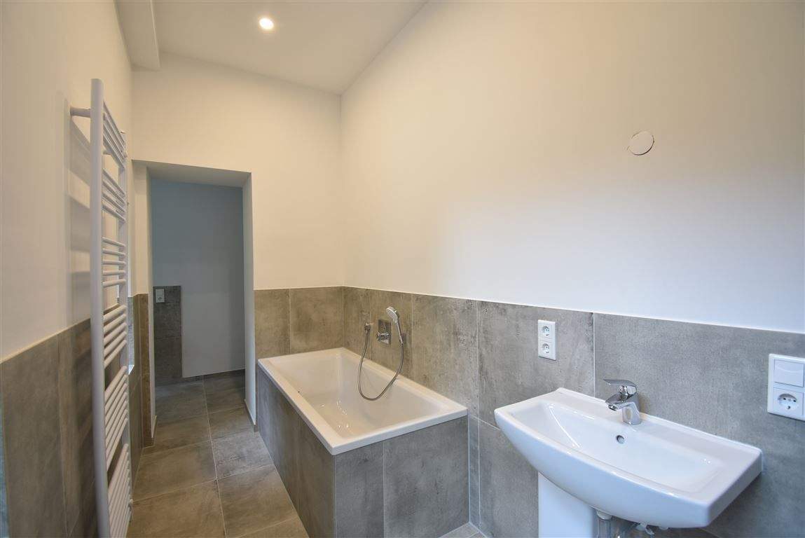 Rheinlage! Sanierte 2-Zi-Whg mit Balkon & Altbaucharme, 40549 Düsseldorf (Heerdt Oberkassel)
