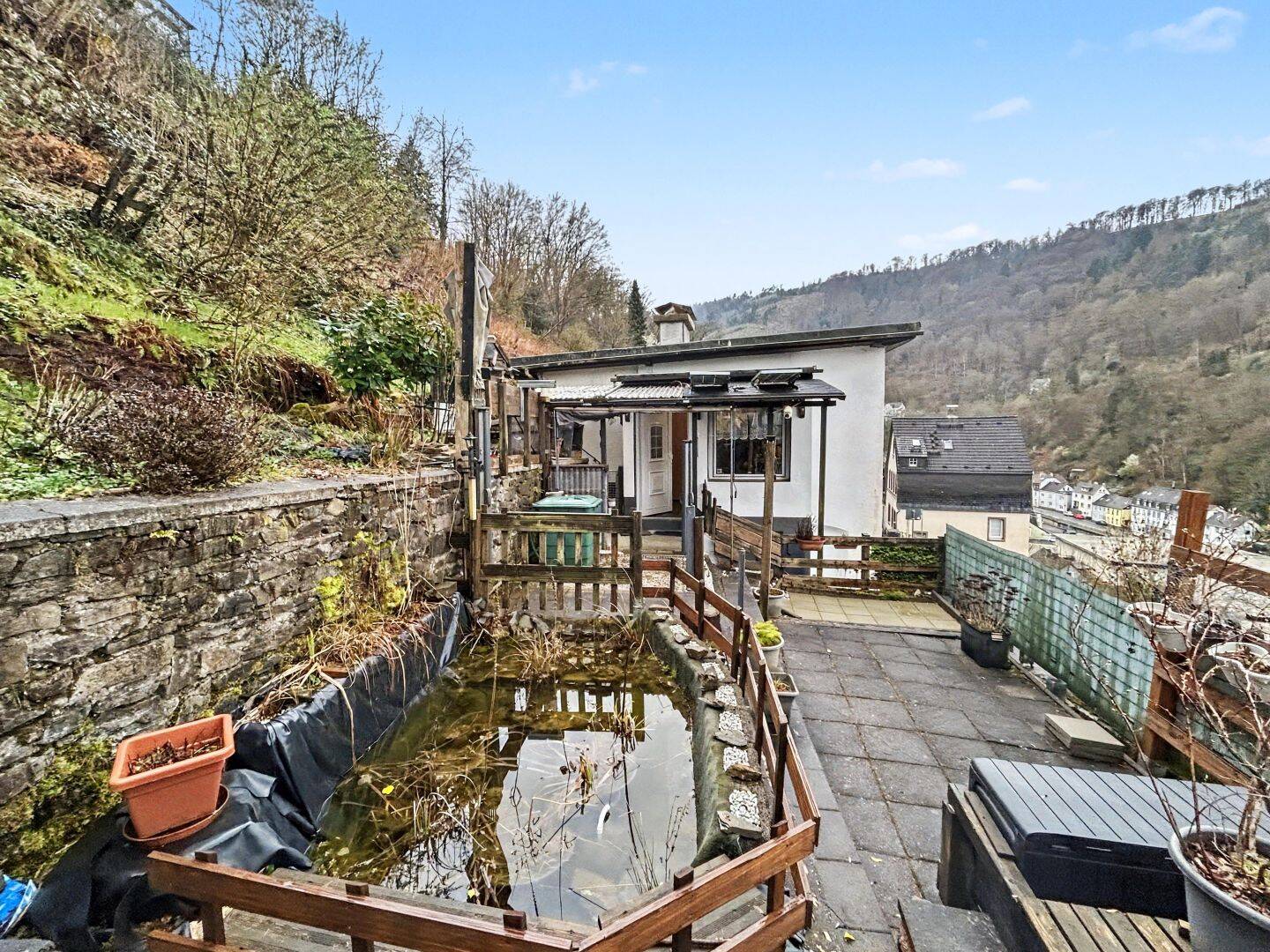 Einfamilienhaus mit 4 Zimmern + Wintergarten in Hanglage in Altena- Breitenhagen, 58762 Altena