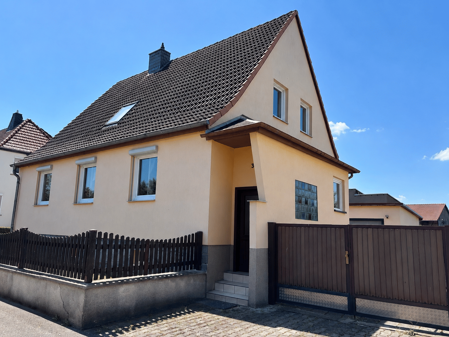 Freistehendes Einfamilienhaus mit Garten, 3 Garagen und viel Platz für eigene Ideen in Drei Gleichen, 99869 Drei Gleichen