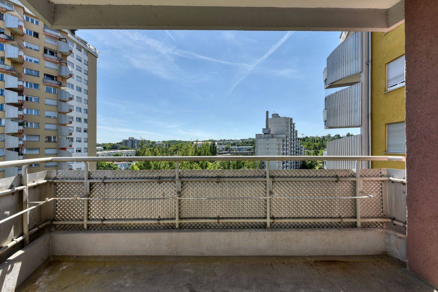 +++ 8.OG mit Fernblick & Süd/Ost-Balkon – bequemes Wohnen – ÖPNV & Geschäfte vor der Tür – sanierungsbedürftig +++, 70437 Stuttgart (Freiberg Mönchfeld Rot Zazenhausen Zuffenhausen)