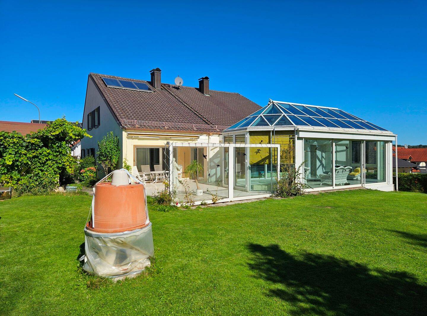 Wolnzach! Wohnhaus mit zwei Wohneinheiten und großem Grundstück! Kachelofen/Wintergarten/Pool/Sauna!, 85283 Wolnzach