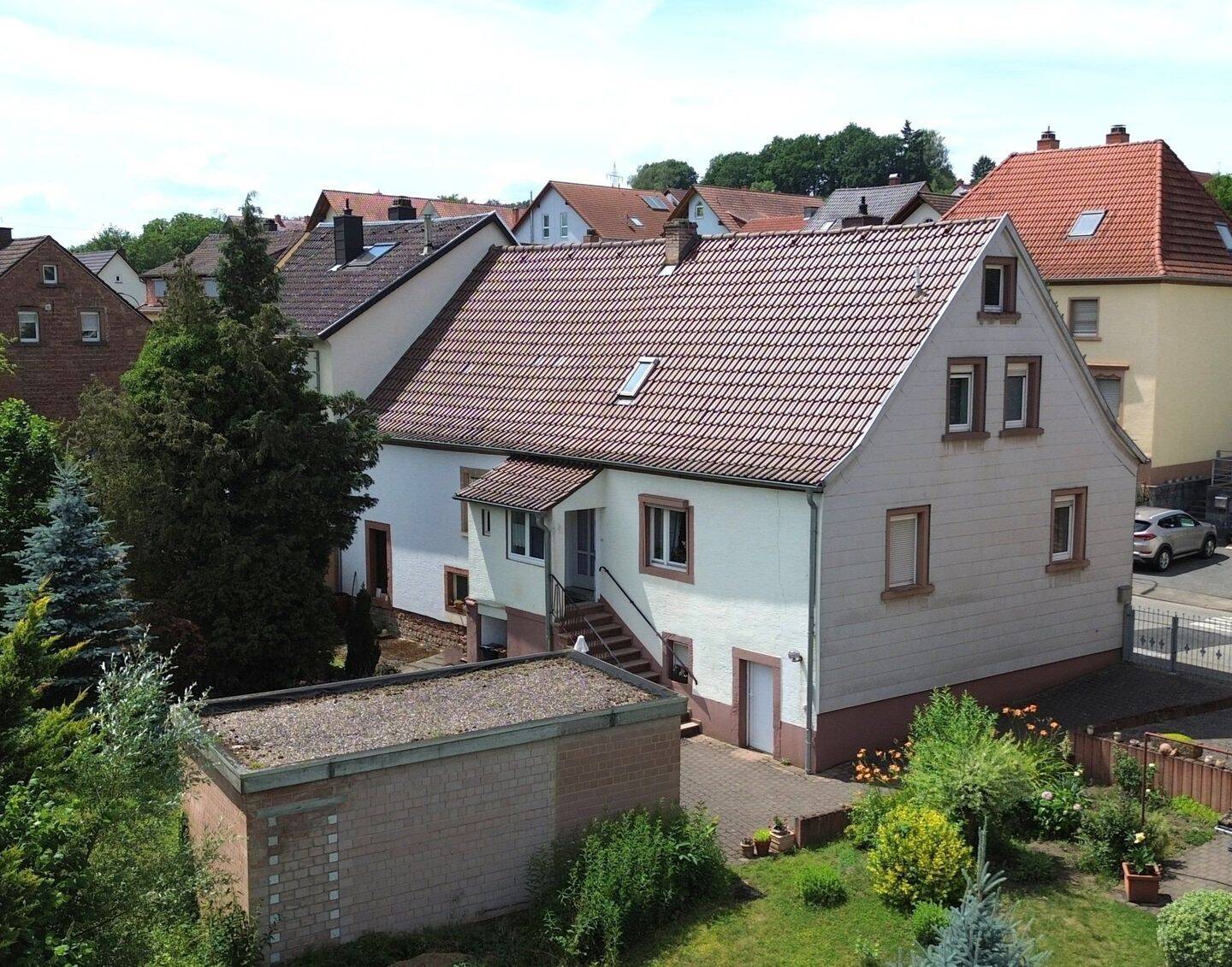 KL-Erfenbach: Gepflegtes Einfamilienhaus mit Garage und großem Eigentumsgrundstück, 67659 Kaiserslautern (Erfenbach Erlenbach Innenstadt Morlautern)
