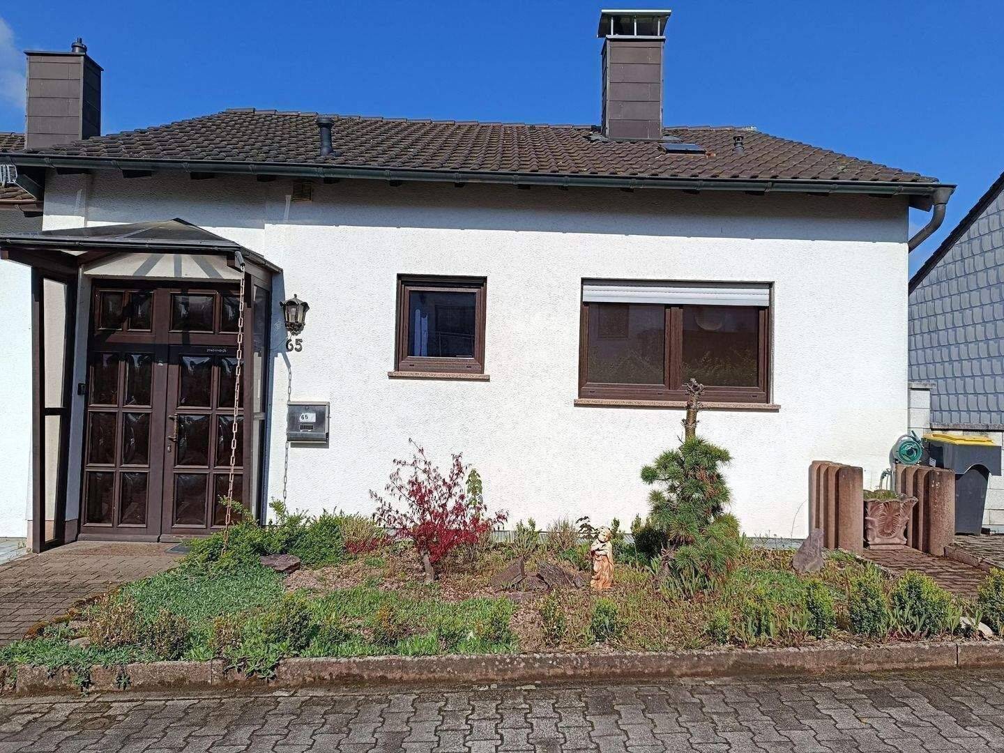Einfamilienhaus mit Garage, Balkon, Terrasse und Garten mit schönem Fernblick, in gefragter, ruhiger Wohnlage, in 66125 Dudweiler, 66125 Saarbrücken