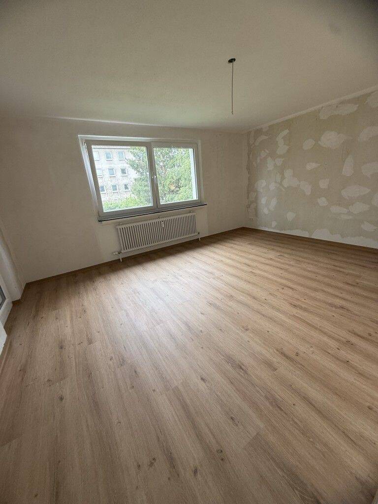 Schöne 3 ZKB-Wohnung mit kleinem Balkon in Homburg, Gleiwitzer Straße 22, 66424 Homburg