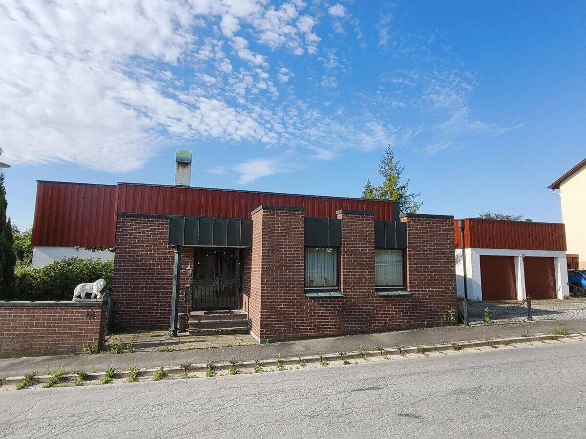 295 m2 Unternehmer-Villa Art „Bungalow“ m. ca. 1.100 m2 herrlich angelegtem Garten in zentraler Lage, 94491 Hengersberg