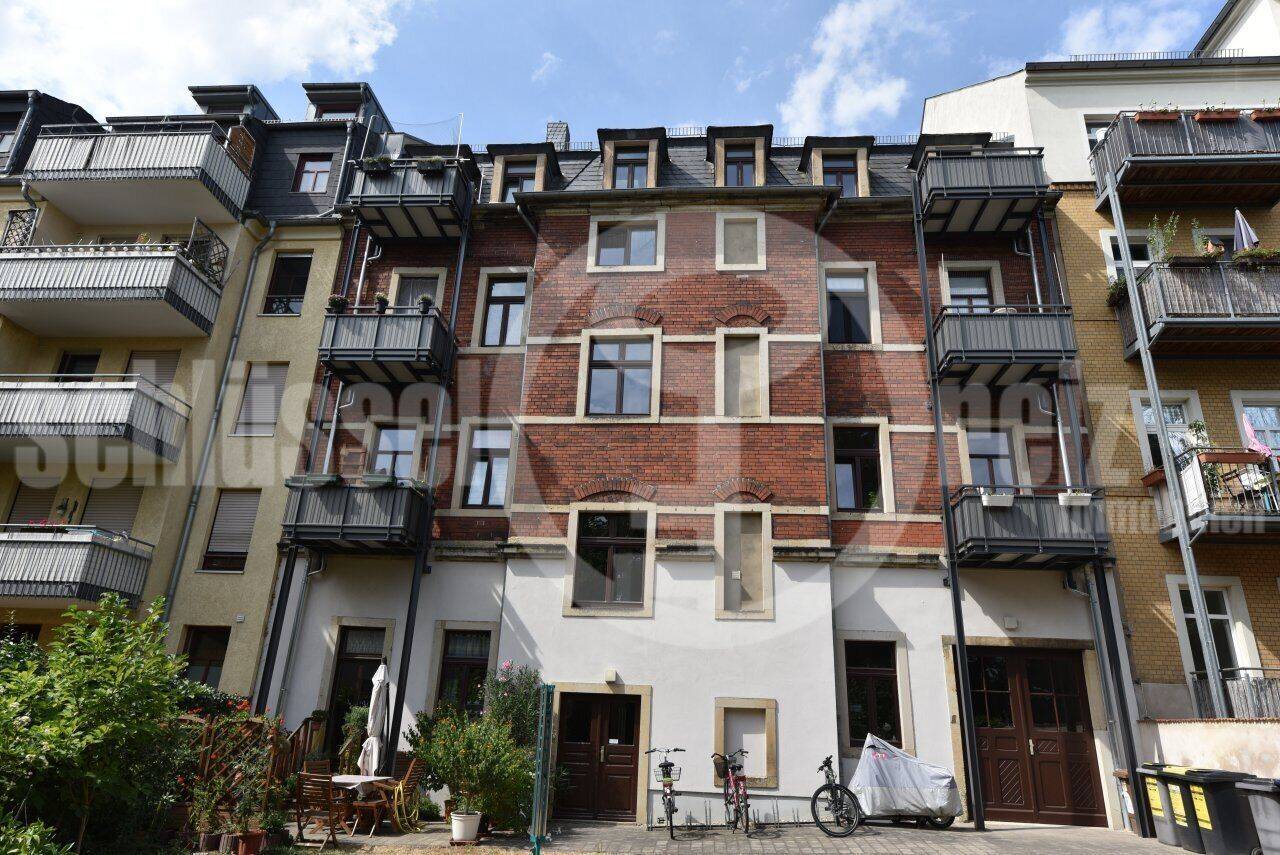 *Einzigartige 3-Raum-Altbau-Wohnung l Stuck l 2 Balkone l freier Blick ins Grüne!*, 1159 Dresden