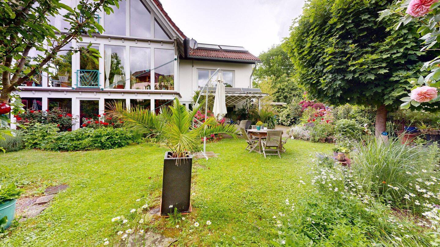 Großzügiges Familienhaus mit Wärmepumpe, PV-Anlagen, Garten und Einliegerbereich in Warburg, 34414 Warburg