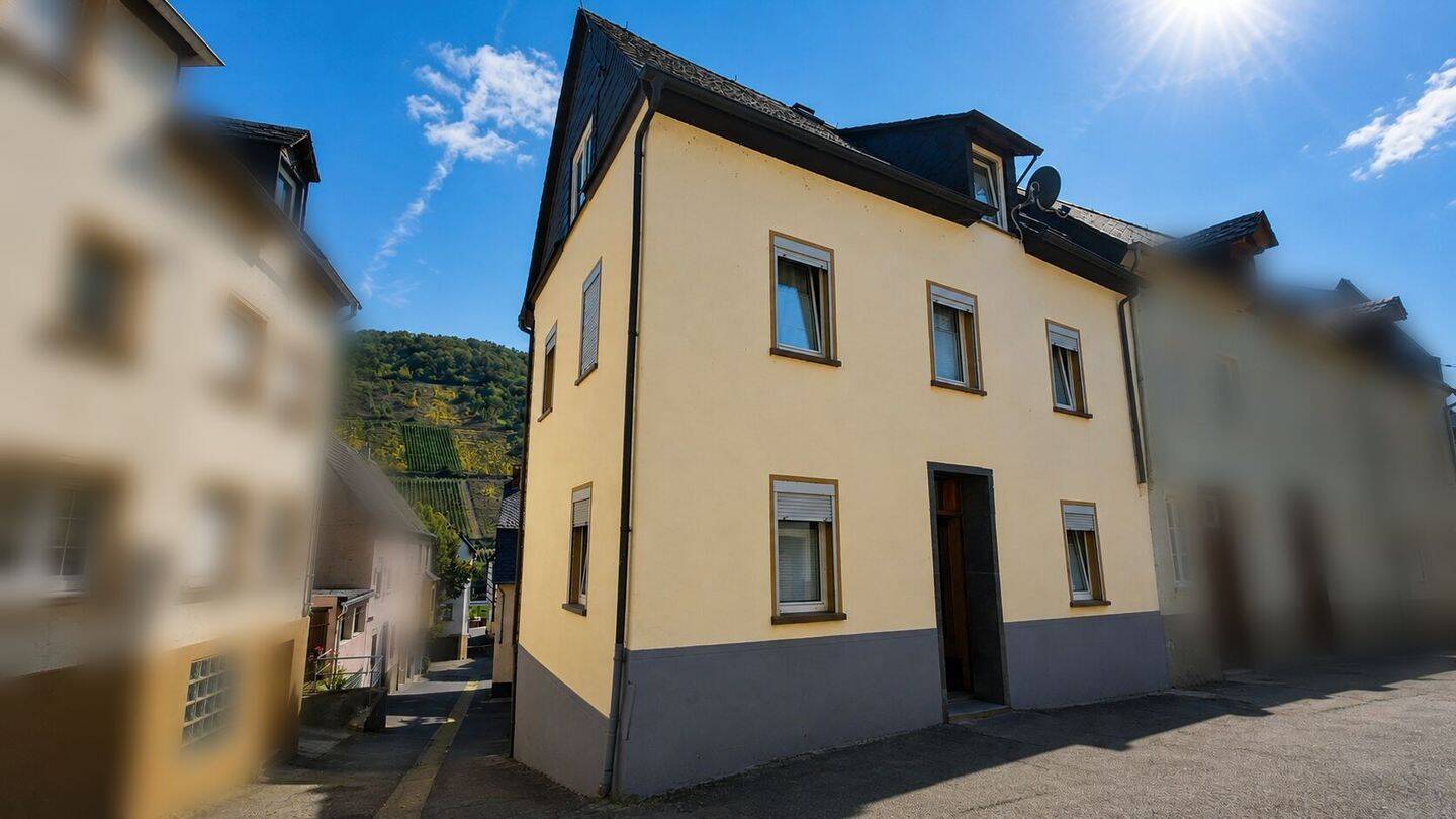 Renoviertes Einfamilienhaus mit großem Nebengebäude und Garage in hochwasserfreier Lage von Briedel, 56867 Briedel