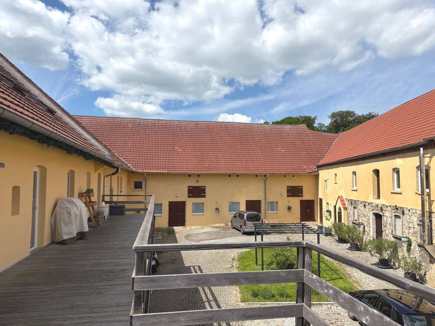 Riesiger Dreiseitenhof zwischen Jena und Eisenberg auf 3.000 Quadratmetern Grund mit vier Wohneinheiten – Top Zustand, 7607 Eisenberg
