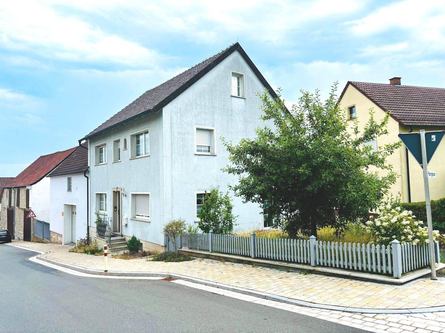 *FAMILIENFREUNDLICH & UMFASSEND MODERNISIERT* Sofort beziehbares Haus mit Nebengebäuden und Garten, Wfl. 130m², Grund 394m², 97514 Oberaurach
