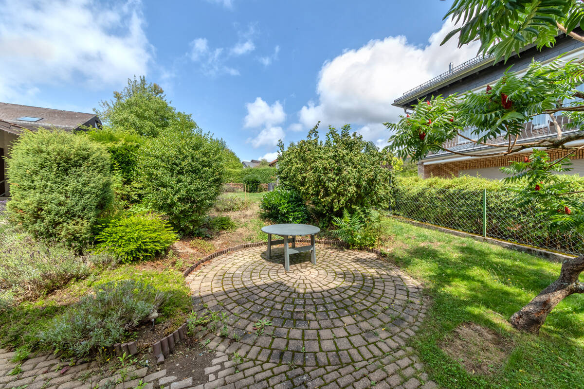 EIN- ODER ZWEIFAMILIENHAUS!  mit ca. 151 m² Wohnfläche, 590 m² Grundstück, und eine XL-Doppelgarage, 65326 Aarbergen