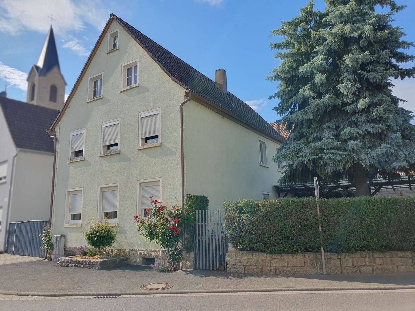Einfamilienhaus mit Nebengebäude und vielseitigen Nutzungsmöglichkeiten in Bieberehren, 97243 Bieberehren