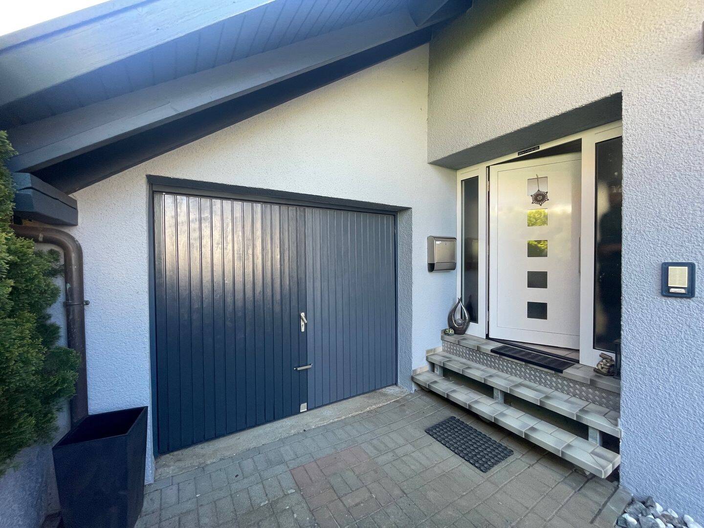 Familienglück mit viel Freiraum & Einliegeroption, 73579 Schechingen