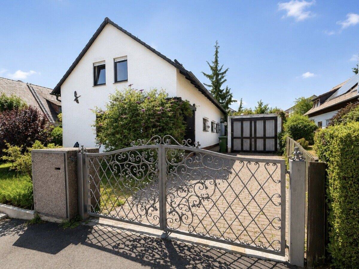 Charmantes Einfamilienhaus mit großzügigem Garten und Dachterrasse, 93057 Regensburg (Brandlberg-Keilberg Konradsiedlung-Wutzlhofen Reinhausen Sallern-Gallingkofen)
