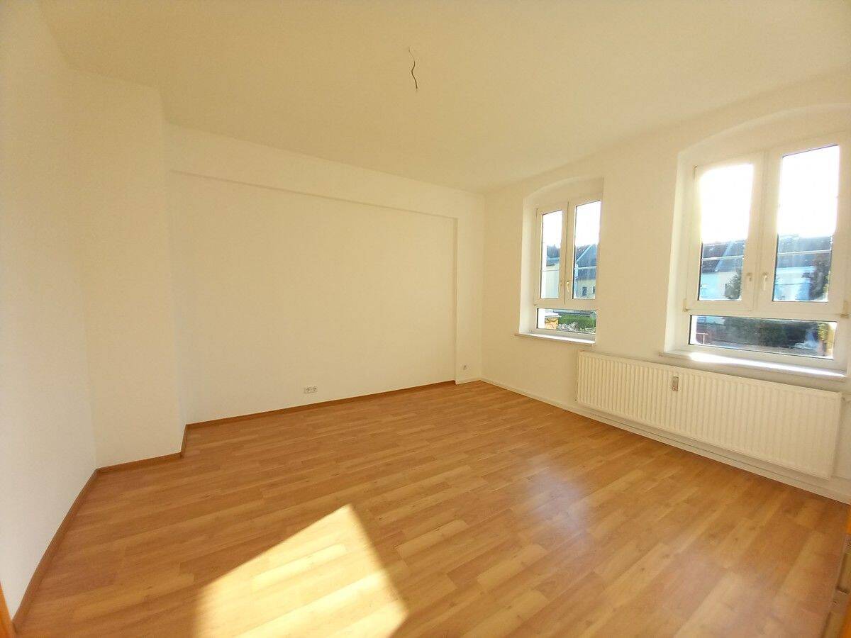 Lichtdurchflutete 4-Zimmer Wohnung im ersten OG nahe Simmel in Glauchau, 8371 Glauchau