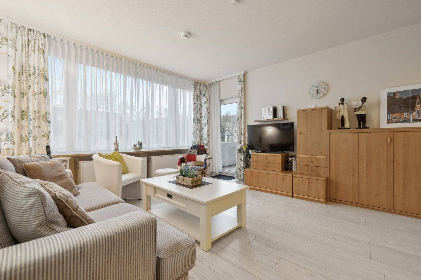 Hübsche möblierte 2 Zimmer Ferienwohnung mit Balkon und PKW Stellplatz, 25980 Sylt