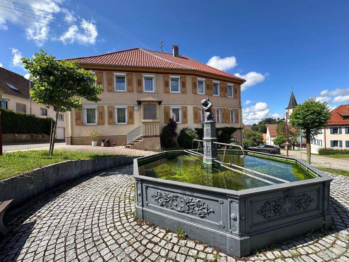 Ehemaliges Handwerks- und Gaststättenhaus mit großzügigen Wohnungen und weiterem Ausbaupotenzial, 78583 Böttingen