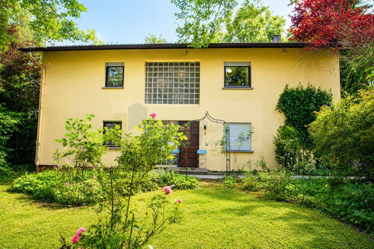 Repräsentatives Wohnen: Großzügiges und familienfreundliches Wohnhaus mit Garten, Balkon, zwei Garagen und gewachsenem Baumbestand in VS-Rietheim, 78052 Villingen-Schwenningen