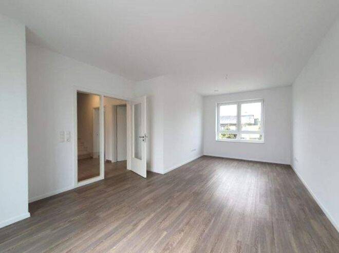 WOHNEN auf 2 ETAGEN: Schöne Wohnung mit 3 ZKB mit moderner EBK, Gäste WC, HWR und Balkon in zentraler Lage! Carport!, 49624 Löningen