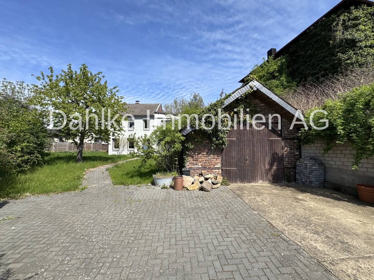 Freistehendes Einfamilienhaus mit Garten und großer Garage in zentraler Lage von Hückelhoven-Baal, 41836 Hückelhoven