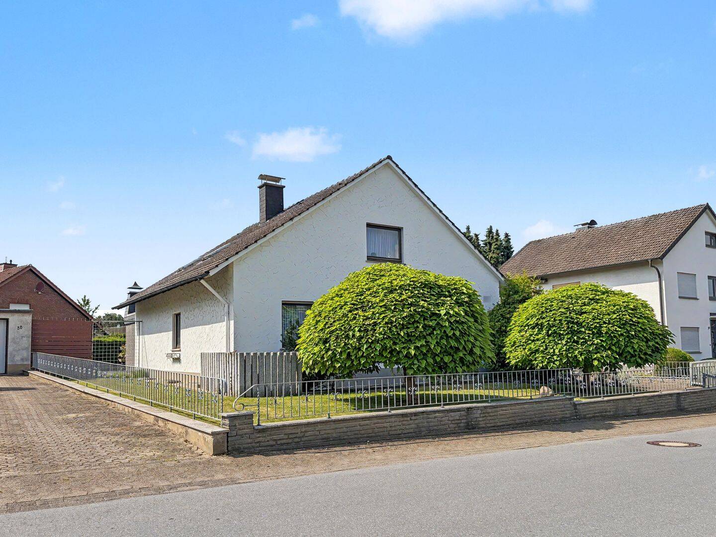 Freistehendes Einfamilienhaus mit Wintergarten, Garten und Garage in Kirchlengern, 32278 Kirchlengern