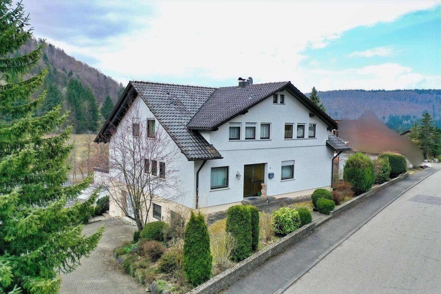 Wohnen mit Perspektive – Einfamilienhaus mit ELW, 72459 Albstadt