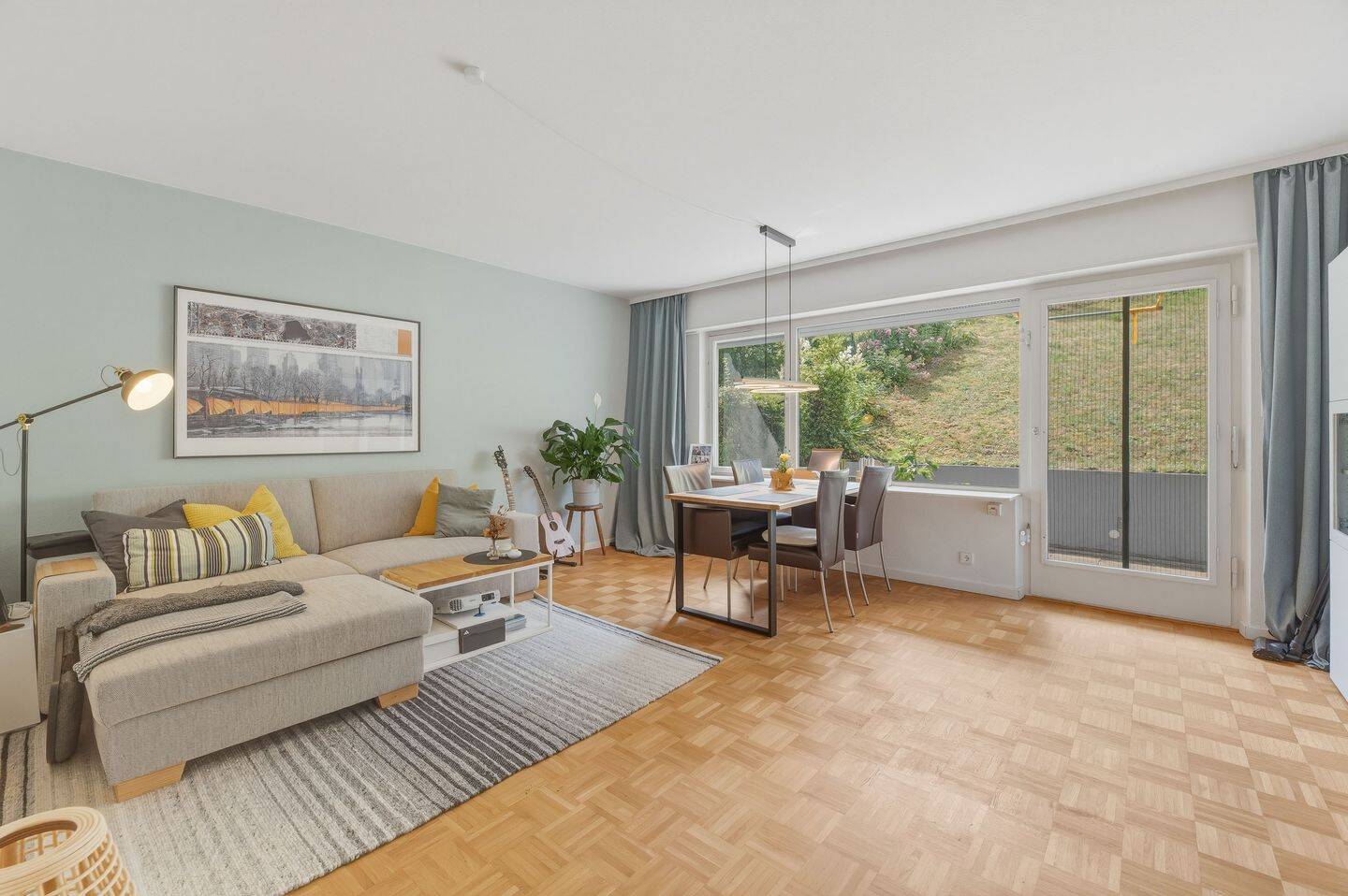 Charmante 2-Zimmer-Wohnung mit Südterrasse, Balkon mit Weitblick und Einzelgarage in Halbhöhenlage