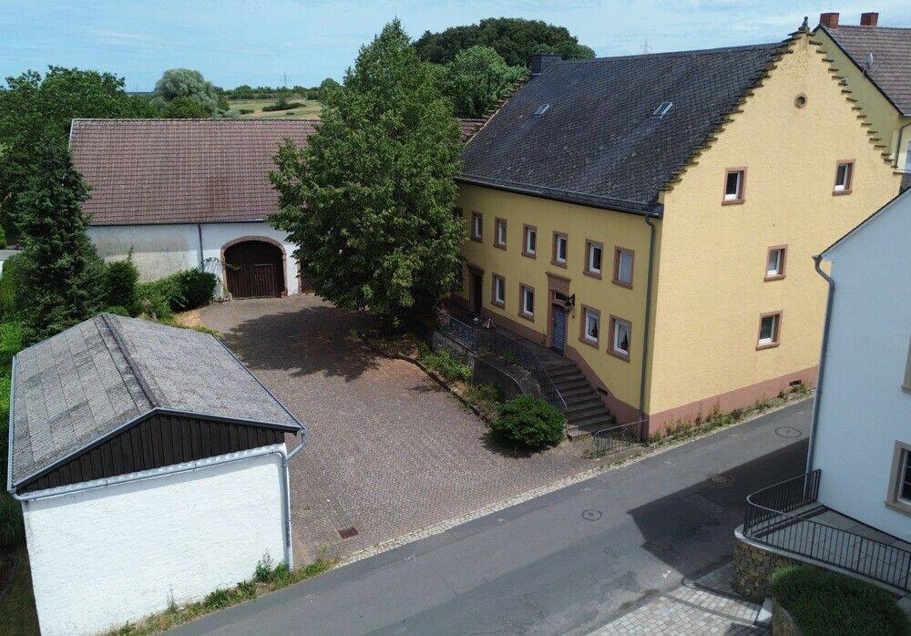 Traditionelle Hofanlage mit großzügigen Nebengebäuden und Denkmalcharakter., 54634 Birtlingen