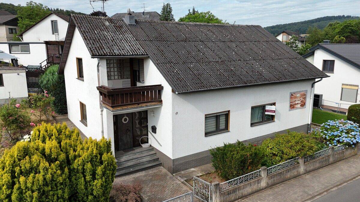 KI-Bildern: Großzügiges Einfamilienhaus mit Renovierungsbedarf und attraktivem Ausbaupotenzial, 56653 Glees