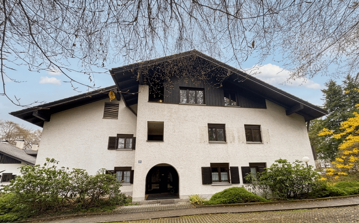 Sonnige 2-Zimmer-Wohnung mit Balkon, Loggia und Potenzial nahe dem Starnberger See in Feldafing, 82340 Feldafing