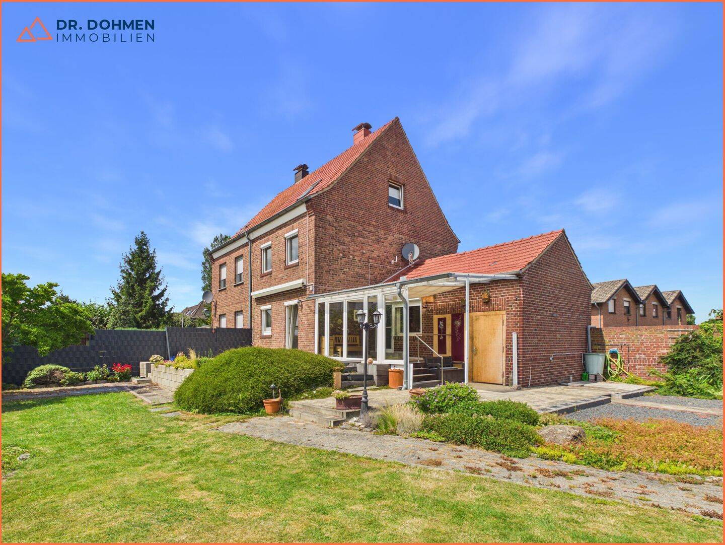Charmantes Einfamilienhaus mit Baugrundstück in Heinsberg-Dremmen, 52525 Heinsberg