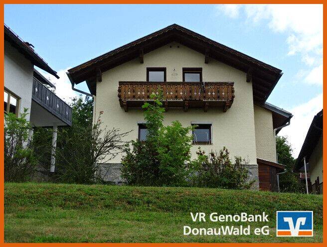 Tolle Aussicht – Solides Einfamilienhaus mit Garage, Garten und Balkon in ruhiger Siedlungslage, 94227 Lindberg