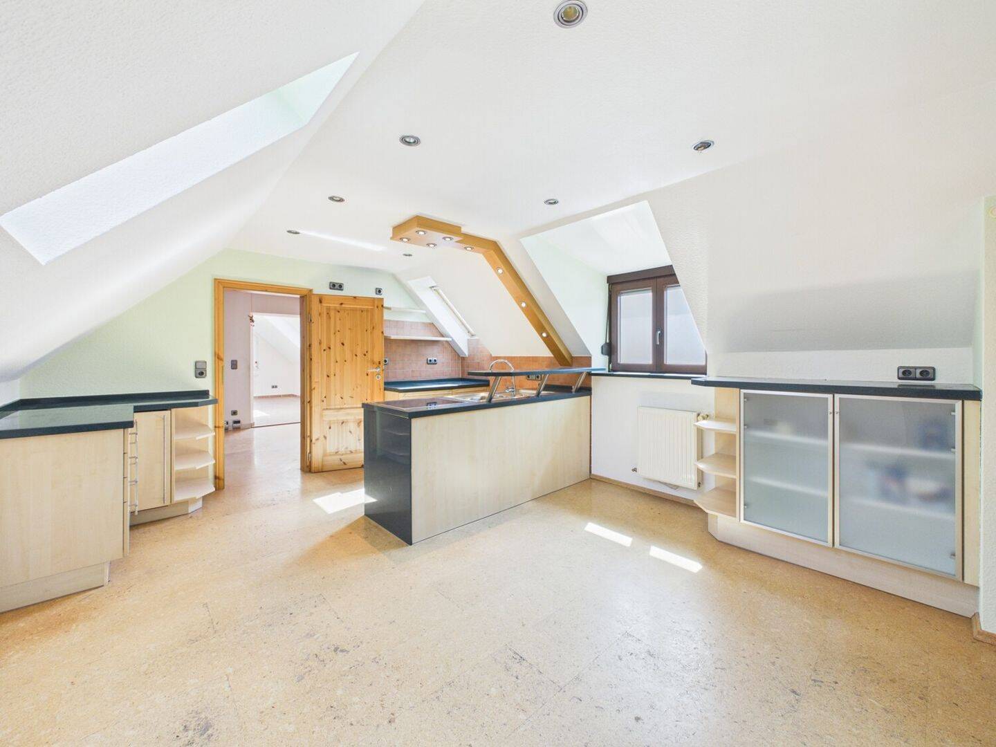 Saniertes Einfamilienhaus mit Anbau, Garage und zwei Terrassen zum individuellen Gestalten, 65207 Wiesbaden