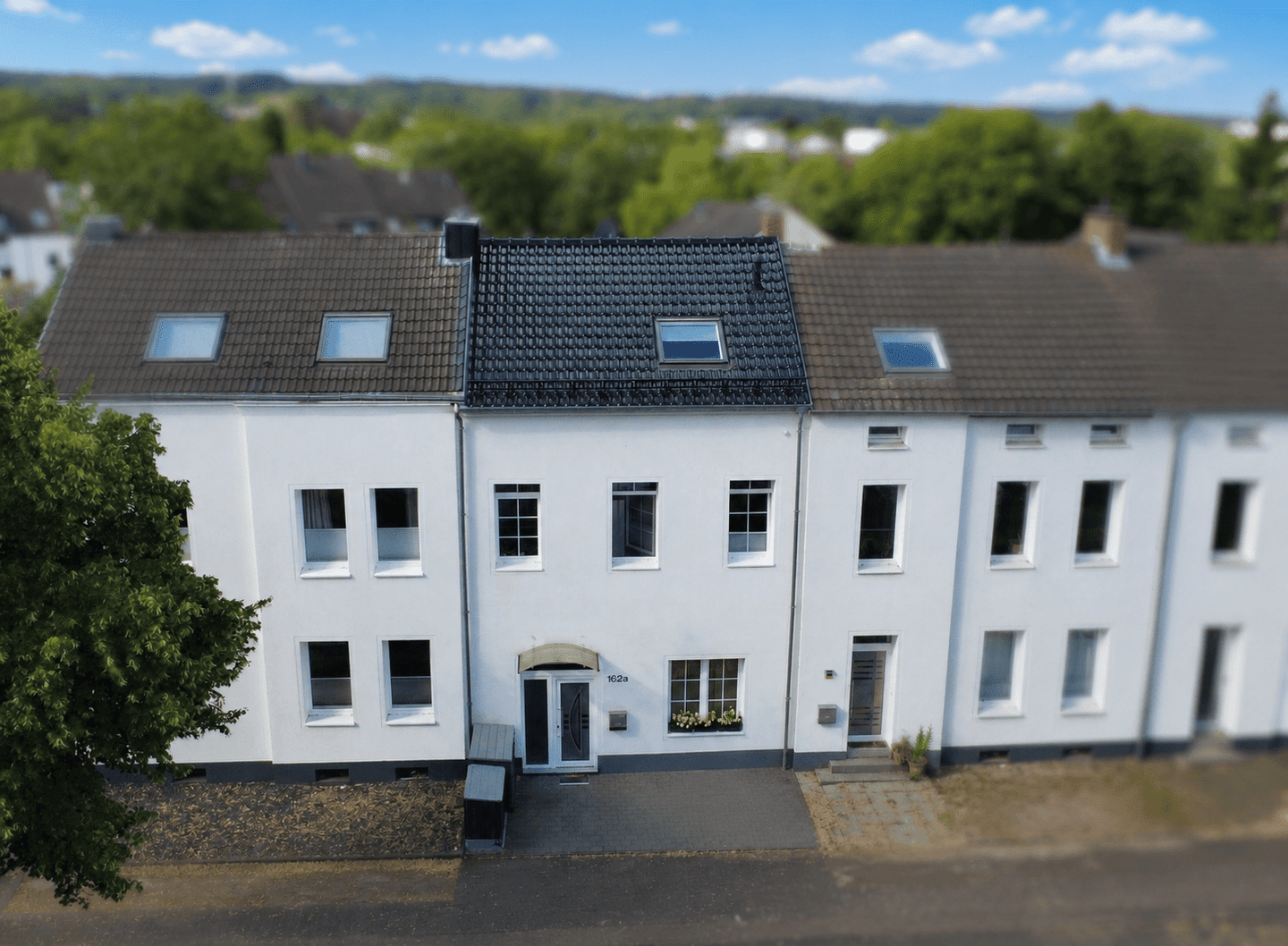 Zentrale Lage trifft kernsaniertes Wohnambiente – Stilvolle Immobilie mit Garten und Dachterrasse, 53773 Hennef (Sieg)