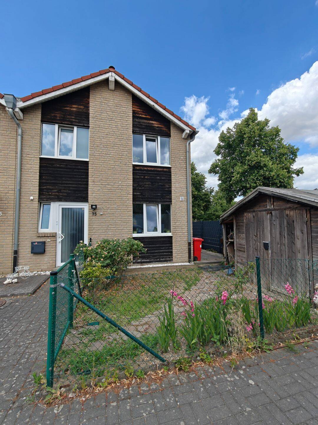 Zuhause ist Familienglück: Ruhiges Wohnen mit überdachter Terrasse & 2 Stellplätzen, Kempener Feld, 47804 Krefeld