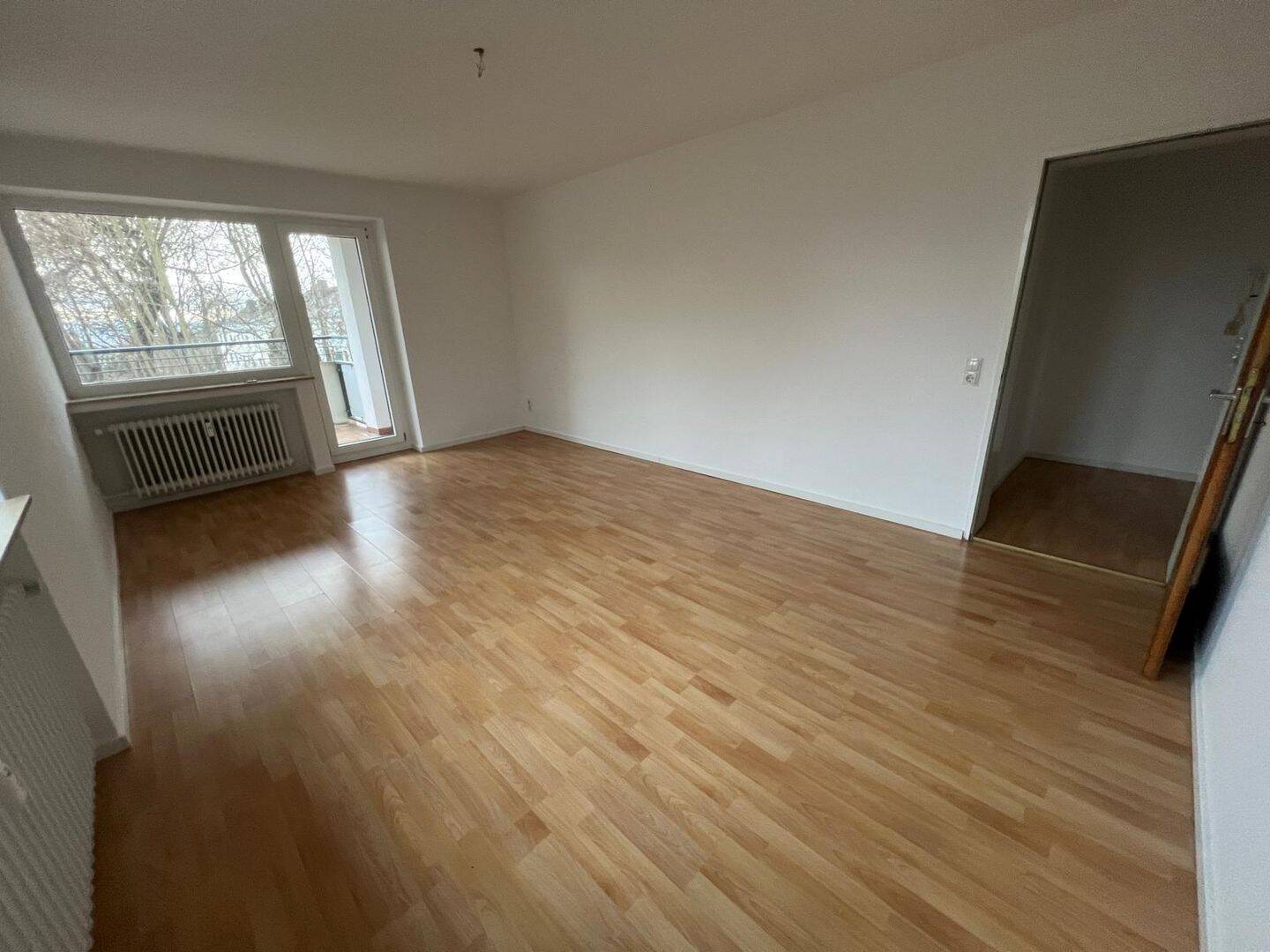 2-Zimmer-Wohnung – Balkon – Erdgeschoss – EBK vorhanden -sofort verfügbar, 95100 Selb