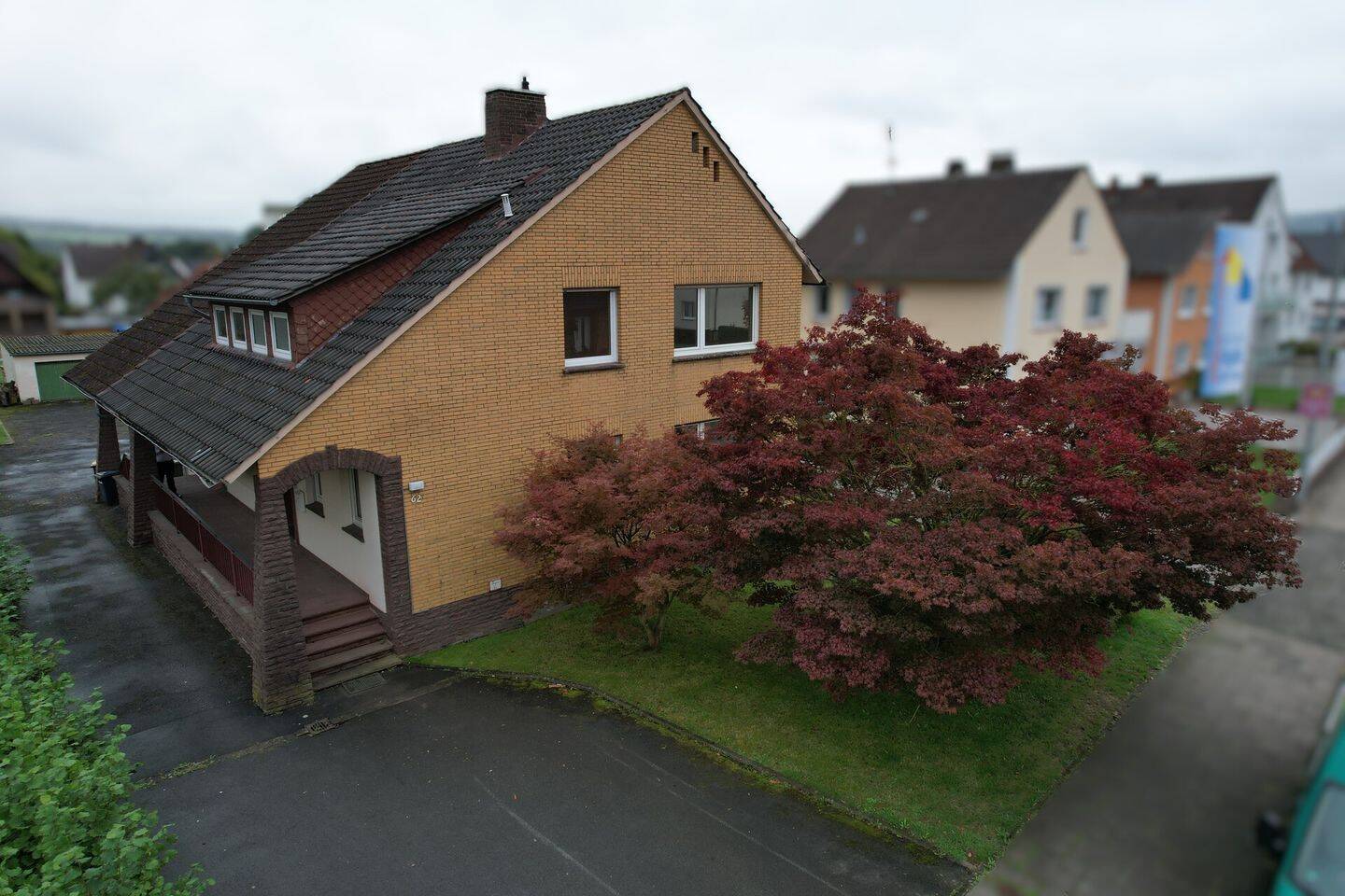 Ein-/ Zweifamilienhaus mit mehreren Garagen in Beverungen, 37688 Beverungen